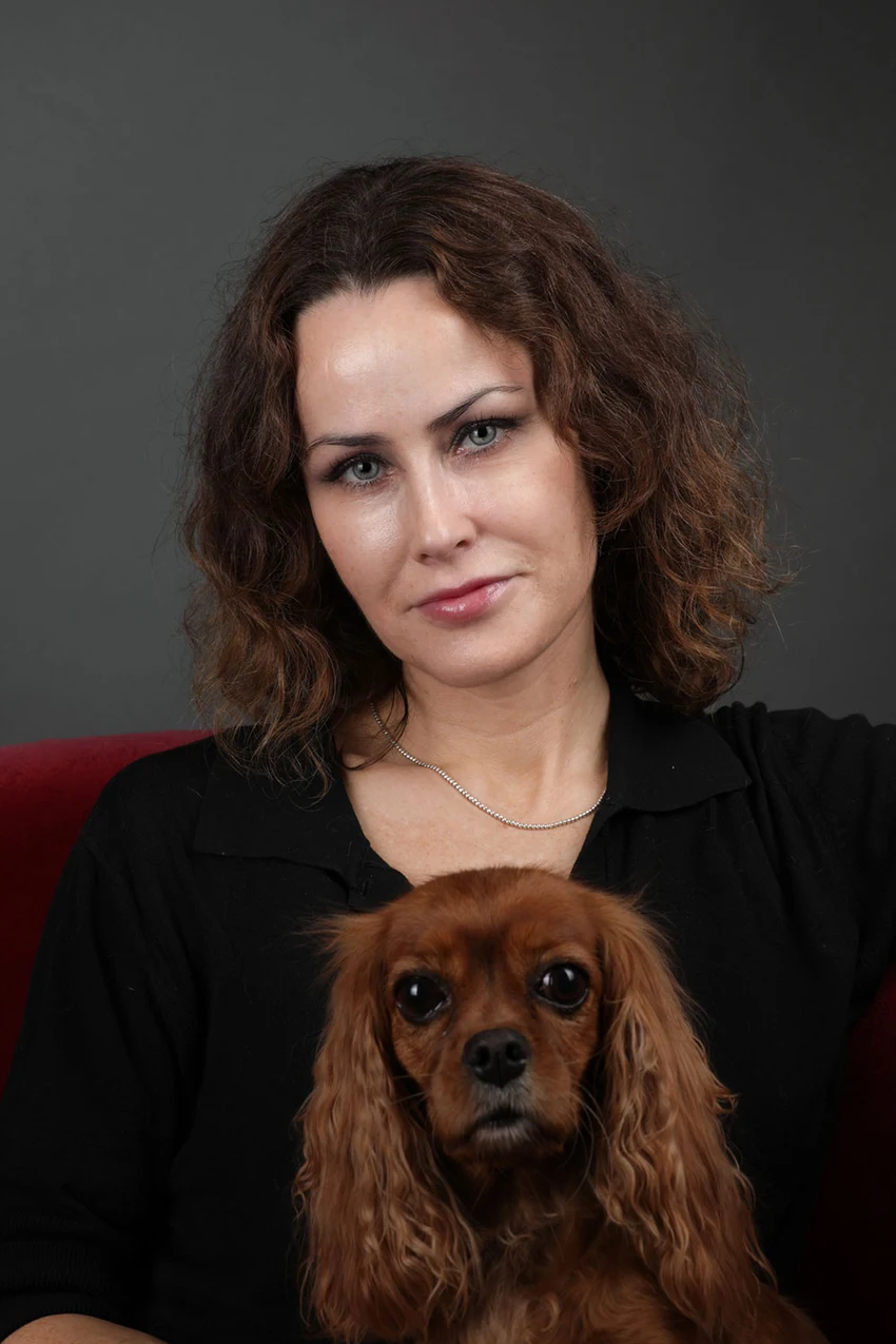 Merethe Kvam sammen med hunden sin